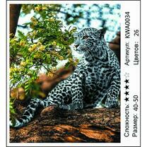 Белоснежный леопард на ветви