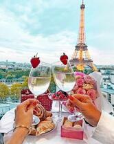 Без бренда «Свидание на фоне Эйфелевой башки» в Нижнем Тагиле