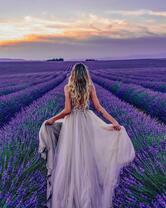 Женщина в белом платье на лавандовом поле