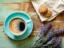 Кофе, печенье и лаванда